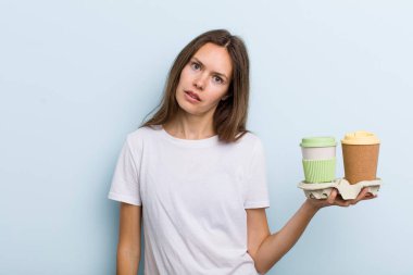Genç bir kadın şaşkın ve şaşkın hissediyor. kahve konseptini kaldır.