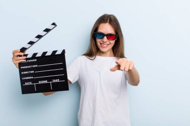 Genç yetişkin bir kadın kamerayı işaret ederek seni seçiyor. film ve sinema konsepti
