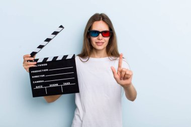 Genç yetişkin kadın gururla gülümsüyor ve kendinden emin bir numara oluyor. film ve sinema konsepti