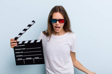 Genç yetişkin bir kadın agresif bir şekilde bağırıyor, çok kızgın görünüyor. film ve sinema konsepti