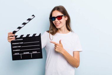 Genç bir kadın heyecanlı ve şaşırmış görünüyor. film ve sinema konsepti
