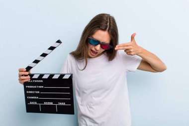 Genç yetişkin kadın mutsuz ve stresli görünüyor, intihar jesti silah işareti yapıyor. film ve sinema konsepti