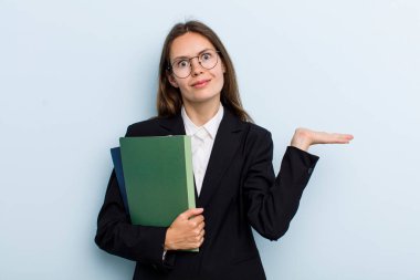 Genç bir kadın şaşkın, şaşkın ve şüpheci hissediyor. Üniversite öğrencisi konsepti