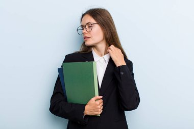 Genç bir kadın stresli, endişeli, yorgun ve hayal kırıklığına uğramış hissediyor. Üniversite öğrencisi konsepti