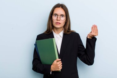 Genç yetişkin bir kadın kapiş ya da para hareketi yapıp sana ödemeni söylüyor. Üniversite öğrencisi konsepti