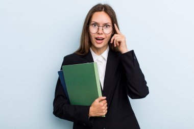 Genç yetişkin kadın şaşırmış görünüyor, yeni bir düşünce, fikir ya da konsept fark ediyor. Üniversite öğrencisi konsepti