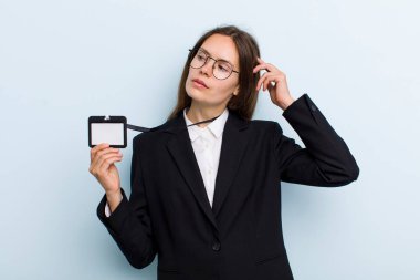 Kafası karışmış, kafası karışmış, kaşınan genç bir kadın. VIP geçiş kartı konsepti