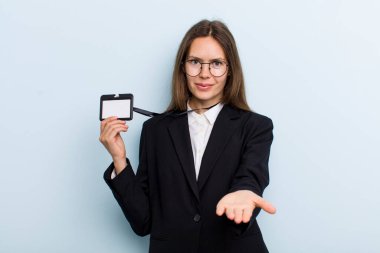 Genç yetişkin bir kadın arkadaşça gülümsüyor ve bir konsept sunuyor. VIP geçiş kartı konsepti