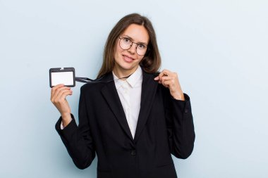 Genç bir kadın kibirli, başarılı, pozitif ve gururlu görünüyor. VIP geçiş kartı konsepti