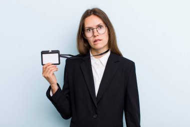 Kafası karışmış ve kafası karışmış genç bir kadın. VIP geçiş kartı konsepti