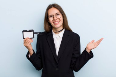 Genç yetişkin bir kadın kendini mutlu hisseder, bir çözüm ya da fikir bulduğunda şaşırır. VIP geçiş kartı konsepti