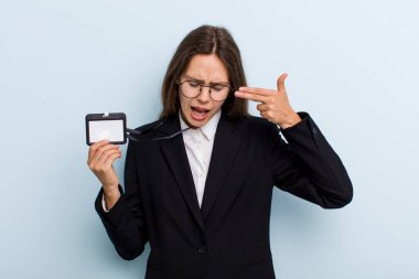 Genç yetişkin kadın mutsuz ve stresli görünüyor, intihar jesti silah işareti yapıyor. VIP geçiş kartı konsepti