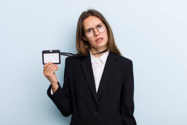 Genç bir kadın şaşkın ve şaşkın hissediyor. VIP geçiş kartı konsepti