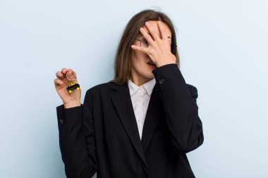 Genç bir kadın şok olmuş, korkmuş ya da dehşete düşmüş gibi görünüyor. Bitcoin konsepti