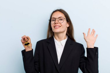 Genç kadın mutlu bir şekilde gülümsüyor, el sallıyor, sizi selamlıyor ve selamlıyor. Bitcoin konsepti