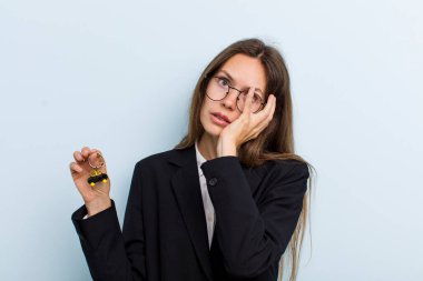 Genç bir kadın bıkkın, bıkkın ve uykulu hissediyor yorucu bir dönemden sonra. Bitcoin konsepti