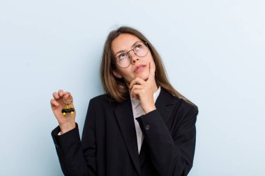 Genç yetişkin kadın düşünüyor, kuşkulu ve şaşkın hissediyor. Bitcoin konsepti