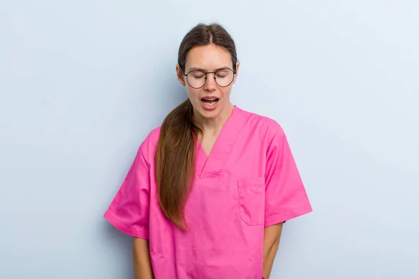 Молода Доросла Жінка Кричить Агресивно Виглядаючи Дуже Сердитою Концепція Медсестри — стокове фото