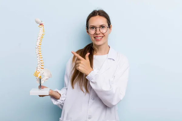 Young Adult Woman Looking Excited Surprised Pointing Side Spine Specialist — Stockfoto