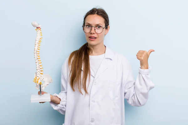 Young Adult Woman Looking Astonished Disbelief Spine Specialist Concept — Stockfoto