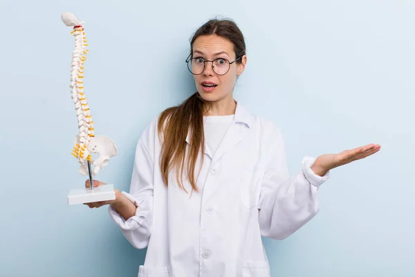 Young Adult Woman Amazed Shocked Astonished Unbelievable Surprise Spine Specialist — Stockfoto