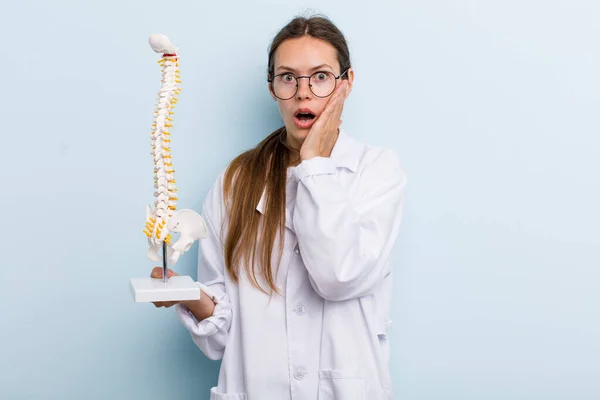 Young Adult Woman Feeling Shocked Scared Spine Specialist Concept —  Fotos de Stock