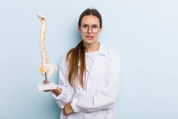 Young Adult Woman Looking Puzzled Confused Spine Specialist Concept — Stockfoto