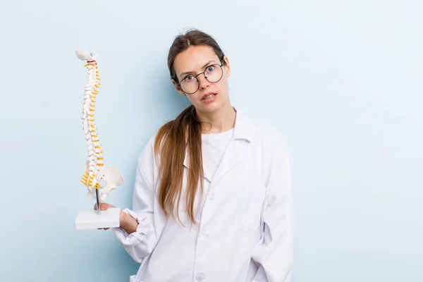 Young Adult Woman Feeling Puzzled Confused Spine Specialist Concept — Stockfoto