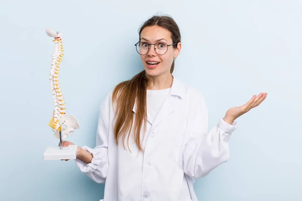 Young Adult Woman Feeling Extremely Shocked Surprised Spine Specialist Concept — Stockfoto