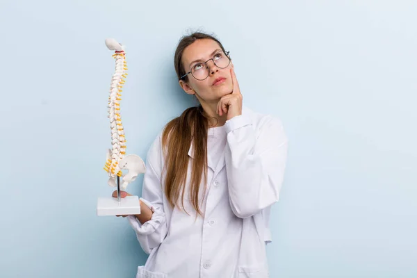 Young Adult Woman Thinking Feeling Doubtful Confused Spine Specialist Concept — Stockfoto