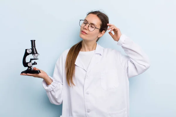 Kafası Karışmış Kafası Karışmış Kaşınan Genç Bir Kadın Mikroskoplu Bir — Stok fotoğraf