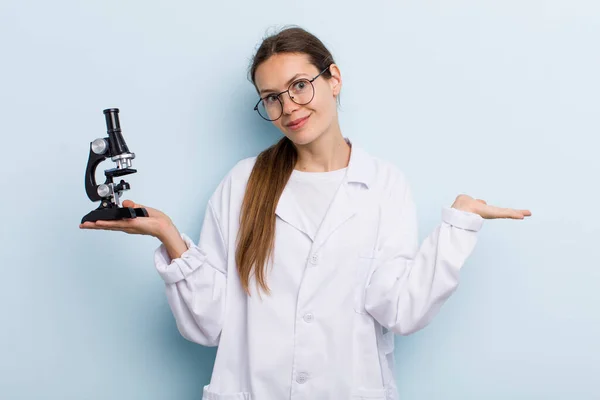 Genç Bir Kadın Şaşkın Şaşkın Şüpheci Hissediyor Mikroskoplu Bir Bilim — Stok fotoğraf