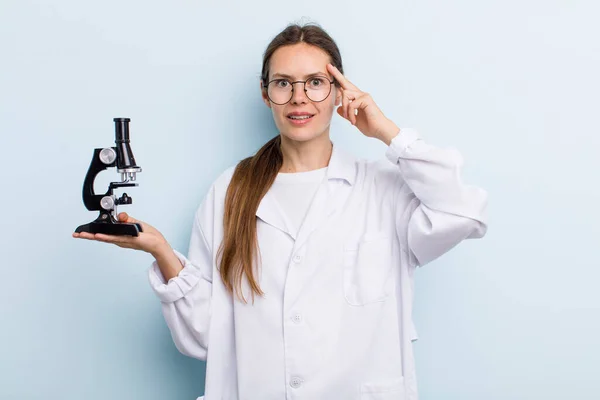 Genç Bir Kadın Mutlu Şaşkın Şaşırmış Görünüyor Mikroskoplu Bir Bilim — Stok fotoğraf