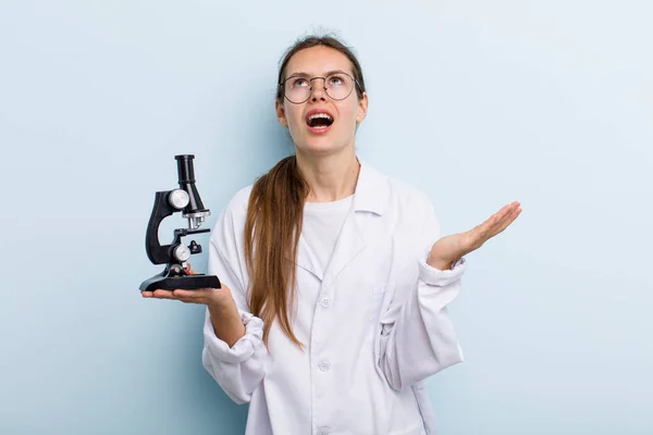 Jovem Mulher Adulta Olhando Desesperado Frustrado Estressado Cientista Com Microscópio — Fotografia de Stock