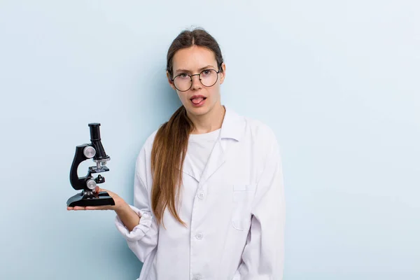 Genç Bir Kadın Iğreniyor Sinirleniyor Dilini Çıkarıyor Mikroskoplu Bir Bilim — Stok fotoğraf