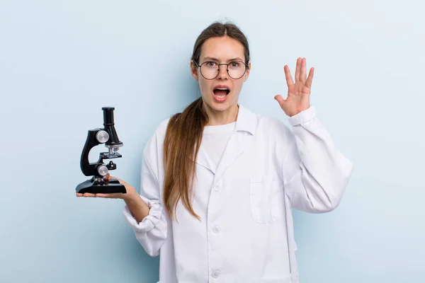 Elleri Havada Bağıran Genç Bir Kadın Mikroskoplu Bir Bilim Adamı — Stok fotoğraf