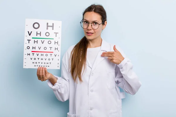 Ung Vuxen Kvinna Känner Sig Lycklig Och Pekar Sig Själv — Stockfoto