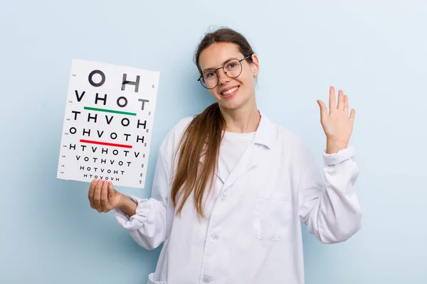 Jonge Volwassen Vrouw Glimlacht Gelukkig Zwaait Met Hand Verwelkomt Groet — Stockfoto