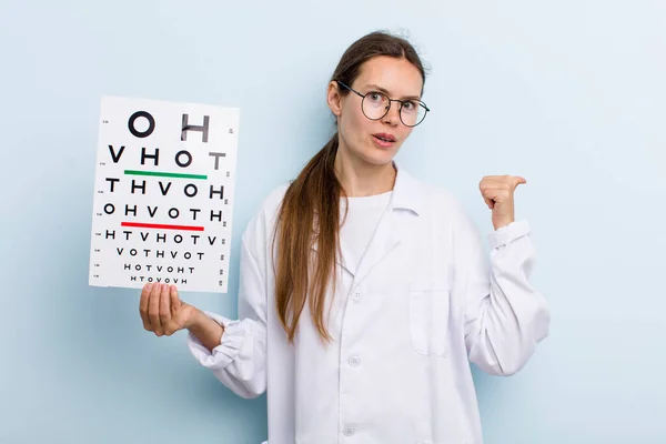 Jonge Volwassen Vrouw Kijkt Verbaasd Ongeloof Optische Zichtbaarheidstest — Stockfoto