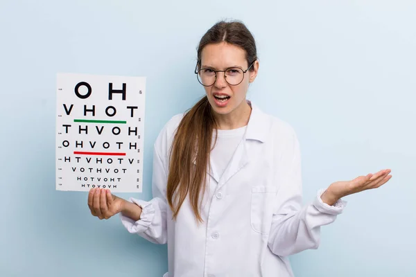 Jonge Volwassen Vrouw Kijkt Boos Geïrriteerd Gefrustreerd Optische Zichtbaarheidstest — Stockfoto