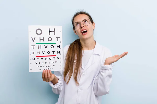 Jonge Volwassen Vrouw Die Wanhopig Gefrustreerd Gestrest Uitziet Optische Zichtbaarheidstest — Stockfoto