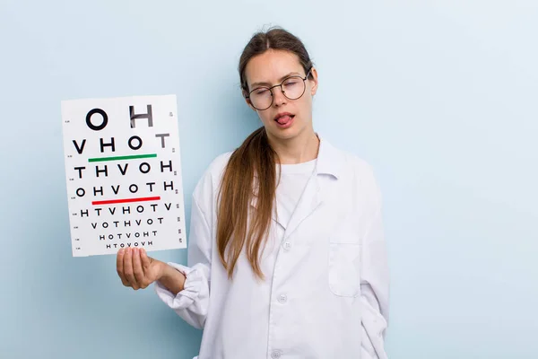 Genç Bir Kadın Iğreniyor Sinirleniyor Dilini Çıkarıyor Optik Görüş Testi — Stok fotoğraf