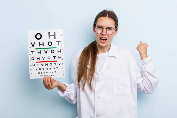 Jonge Volwassen Vrouw Schreeuwt Agressief Met Een Boze Uitdrukking Optische — Stockfoto