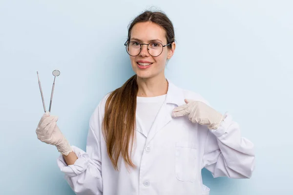 Jonge Volwassen Vrouw Zich Gelukkig Voelen Wijzen Naar Zichzelf Met — Stockfoto