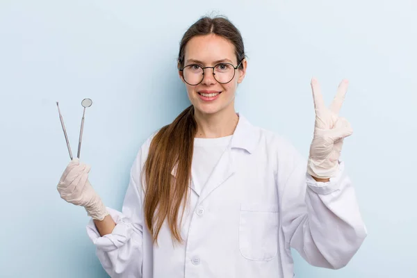 Jonge Volwassen Vrouw Glimlachend Vriendelijk Toont Nummer Twee Tandartsconcept — Stockfoto