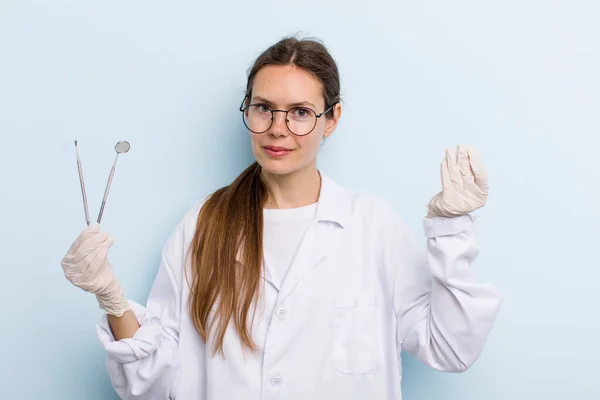 Jonge Volwassen Vrouw Maakt Capice Geld Gebaar Zegt Dat Moet — Stockfoto