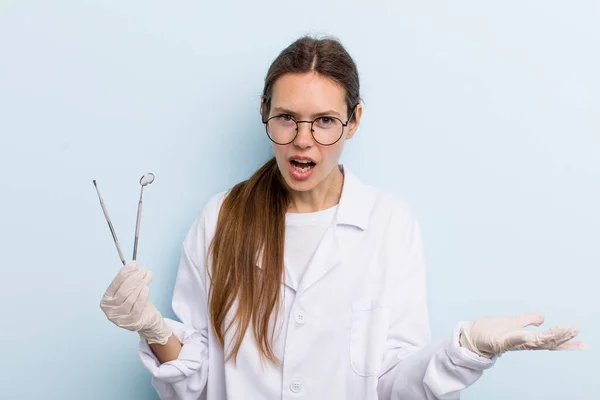 Jovem Mulher Adulta Olhando Com Raiva Irritado Frustrado Conceito Dentista — Fotografia de Stock