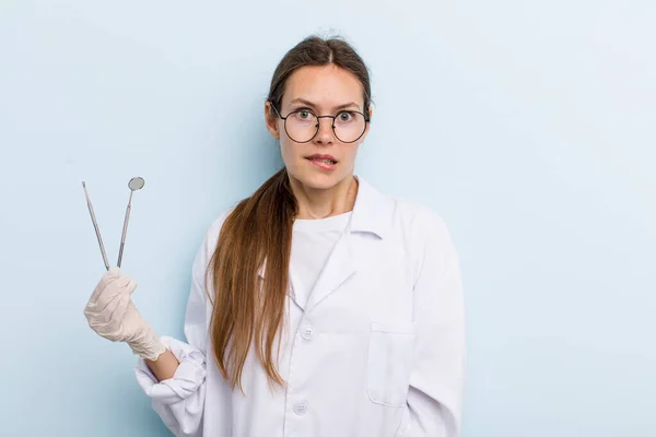 Jovem Mulher Adulta Olhando Confuso Confuso Conceito Dentista — Fotografia de Stock