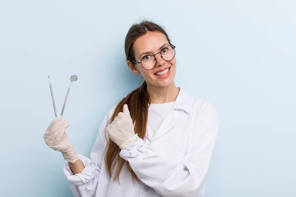 Mulher Adulta Jovem Sentindo Feliz Enfrentando Desafio Celebrando Conceito Dentista — Fotografia de Stock