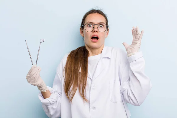 Jovem Mulher Adulta Gritando Com Mãos Conceito Dentista — Fotografia de Stock